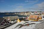 Nuuk, capital da Groelândia, em um dia frio e ensolarado de primavera